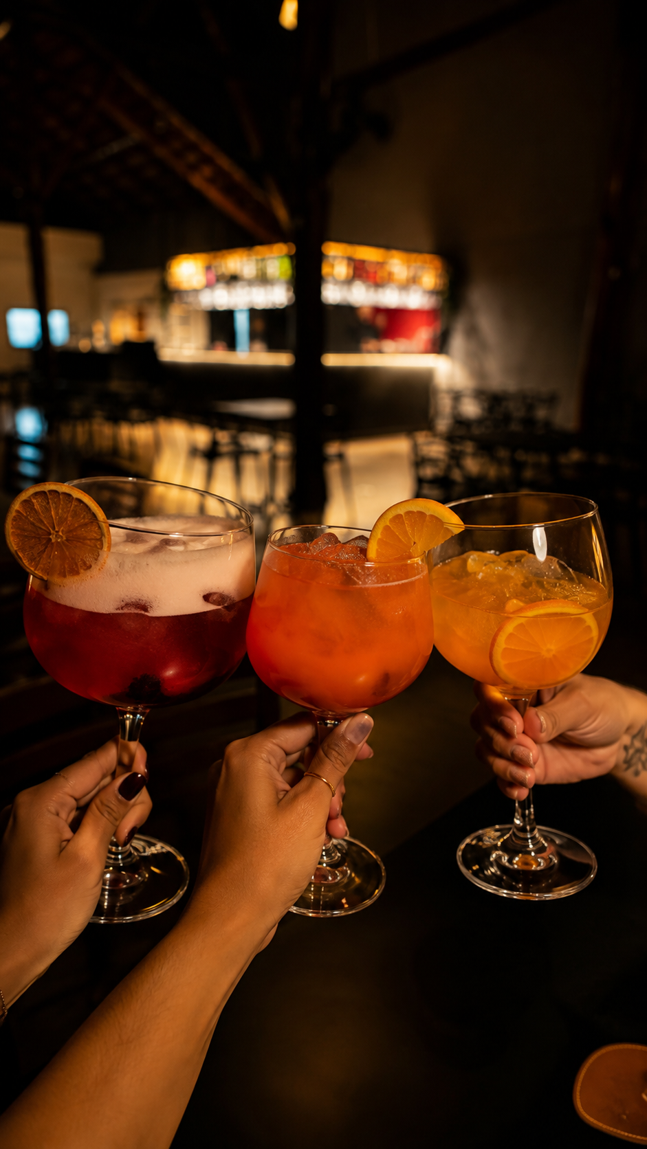 Três taças de drinks em um brinde no TITO